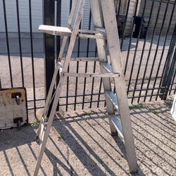escalera de aluminum  bueno $25