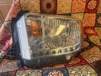Toyota Tundra 2014-2017 Left Driver Headlight