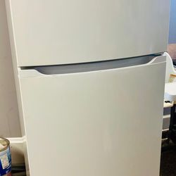 Frigidaire Top Freezer Refrigerator - Great Condition!