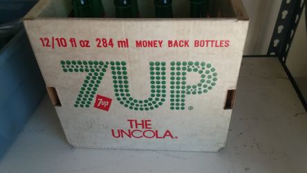 7 up case and bottles