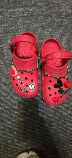 Karol g crocs 6 in men 8 in women