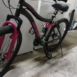 Kent Genesis 26 in. Maeve Women's Mountain Bike, Black and Pink