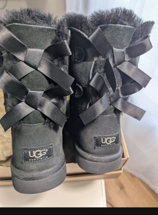 Woman's Black Bailey Bow Boots Black Size 6 
The top area looks a bit worn