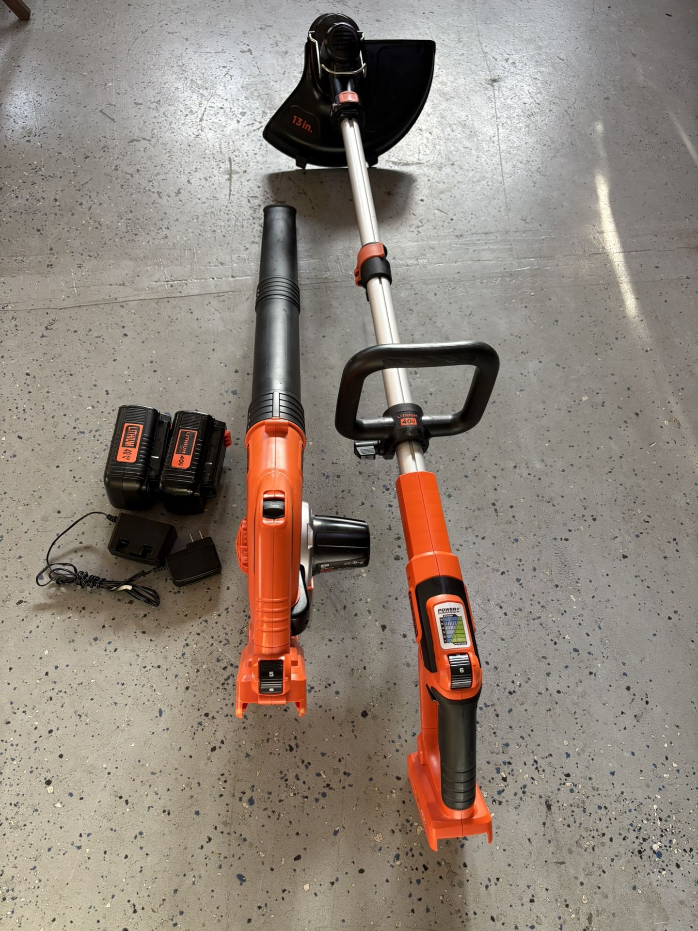 BLACK & DECKER 40 VOLT MAX TRIMMER & BlOWER WITH 2 BATTRIES 40 Volt AND CHARGER.