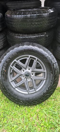 OEM Jeep Wheel & Tire
Size: 245/75R17
