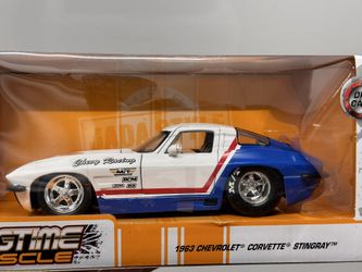 1963 Chevrolet Corvette Stingray 1:24 scale Car DieCast Metal