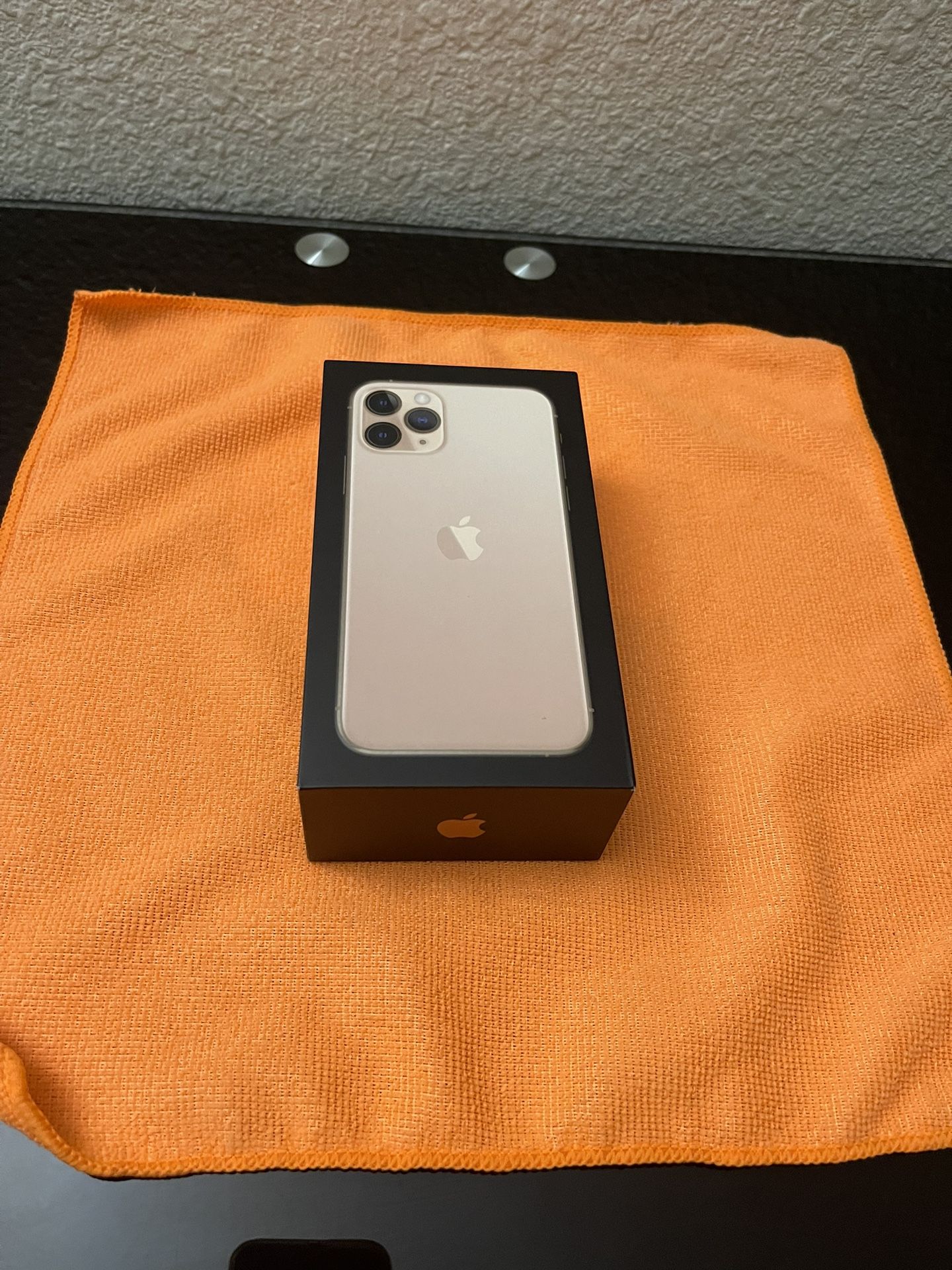 iPhone Pro 256GB New in Box (100% Battery Capacity)