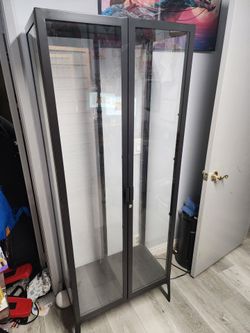 Display cabinet glass and metal