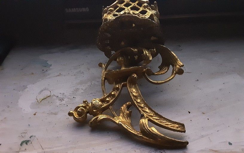 a color gold metal candle holder