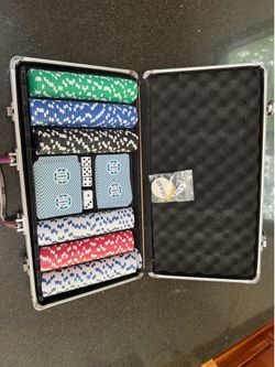 Poker set with carrying case