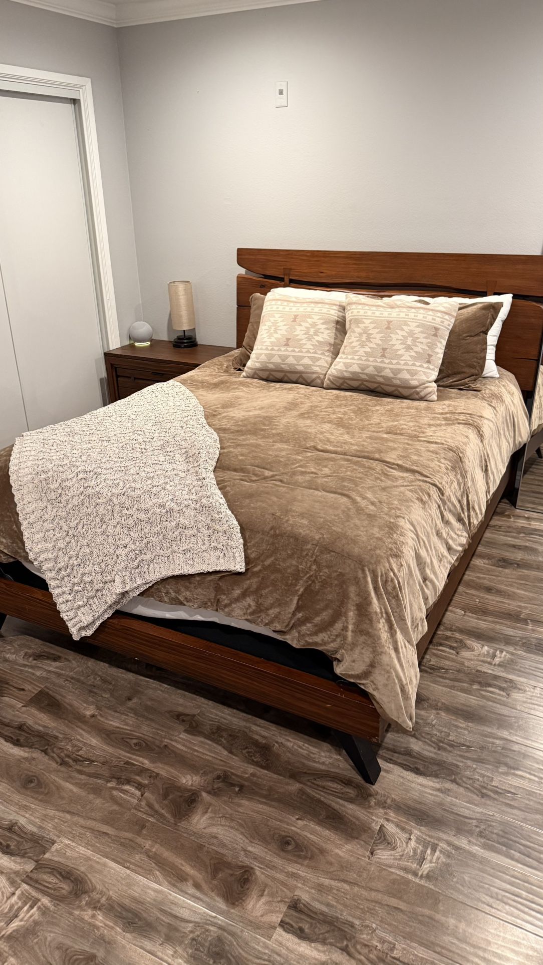 Queen Bedroom Set – Bed Frame, Dresser, Nightstand & Mattress – Great Condition