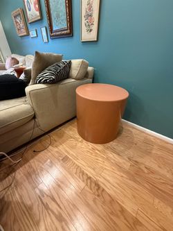 Round accent table