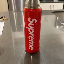 Supreme SIGG 0.75L Vacuum Insulted Bottle
