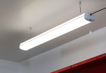 LED SHOPLIGHT W/ REMOTE