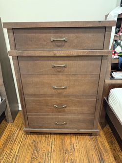 LIKE NEW Rooms to Go 5-drawer dresser