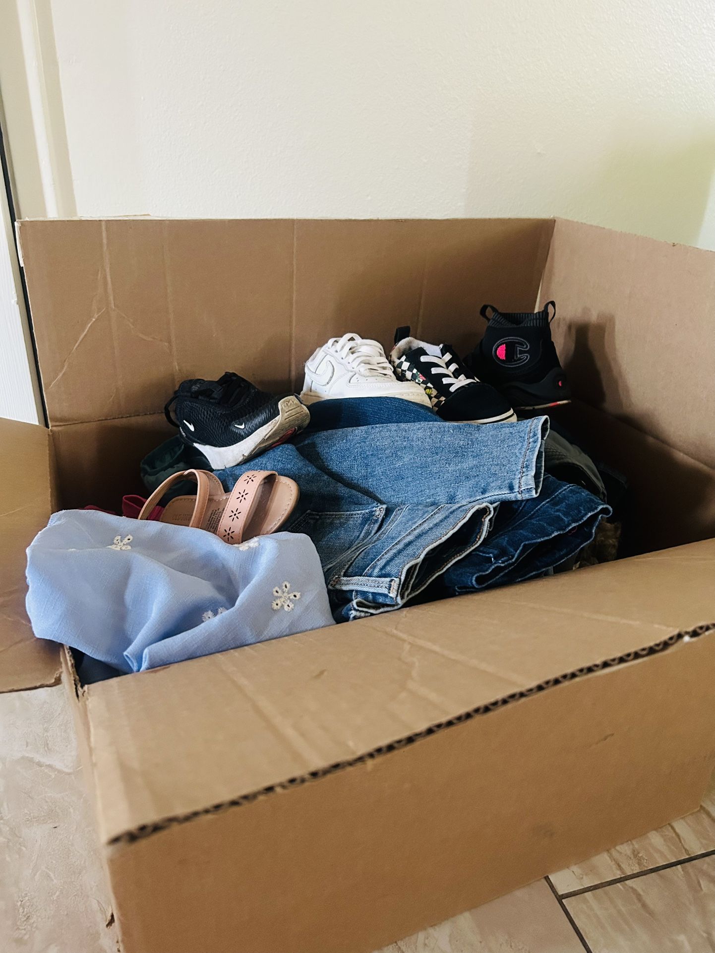 Caja Con Ropa De Niña