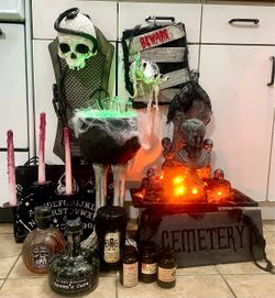 LARGE GROUP HALLOWEEN DECOR/ PROPS