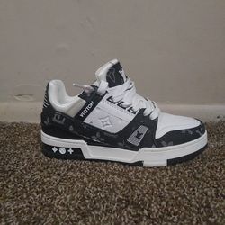 Lv trainer black size 5