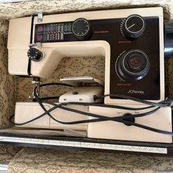 Vintage Sewing Machine: JCPenney Model 6915