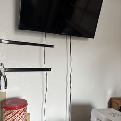 Smart tv 32”with Wall Mount Moving Sale