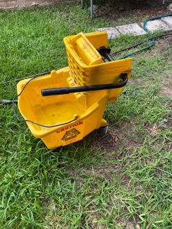 Mop bucket with ringer