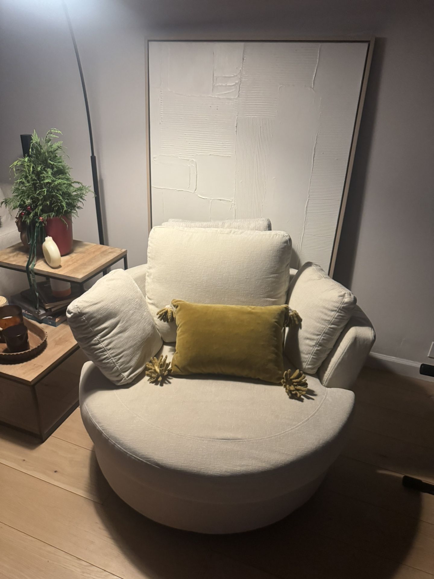 Excellen Condition Swivel Chair