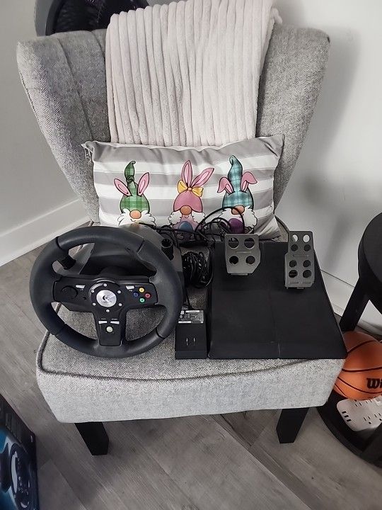 Logitech Drive FX Racing Wheel + Pedals for XBOX 360. Model X-3E10