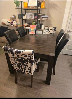 DINING TABLE & CHAIRS