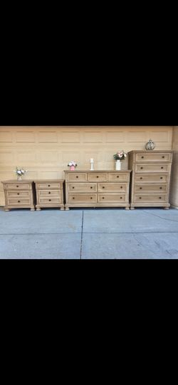 Dresser set