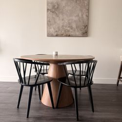 Round Table With Chairs