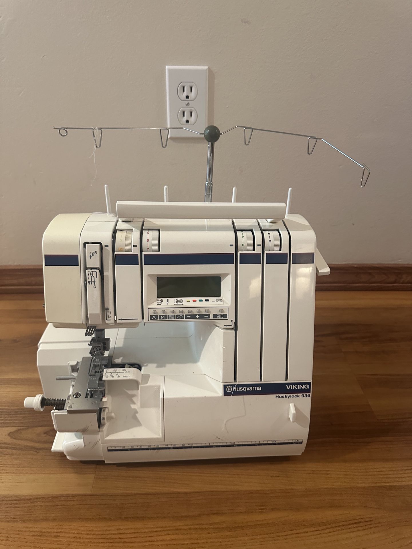 Husqvarna Viking Huskylock 936 Serger Sewing Machine For Parts