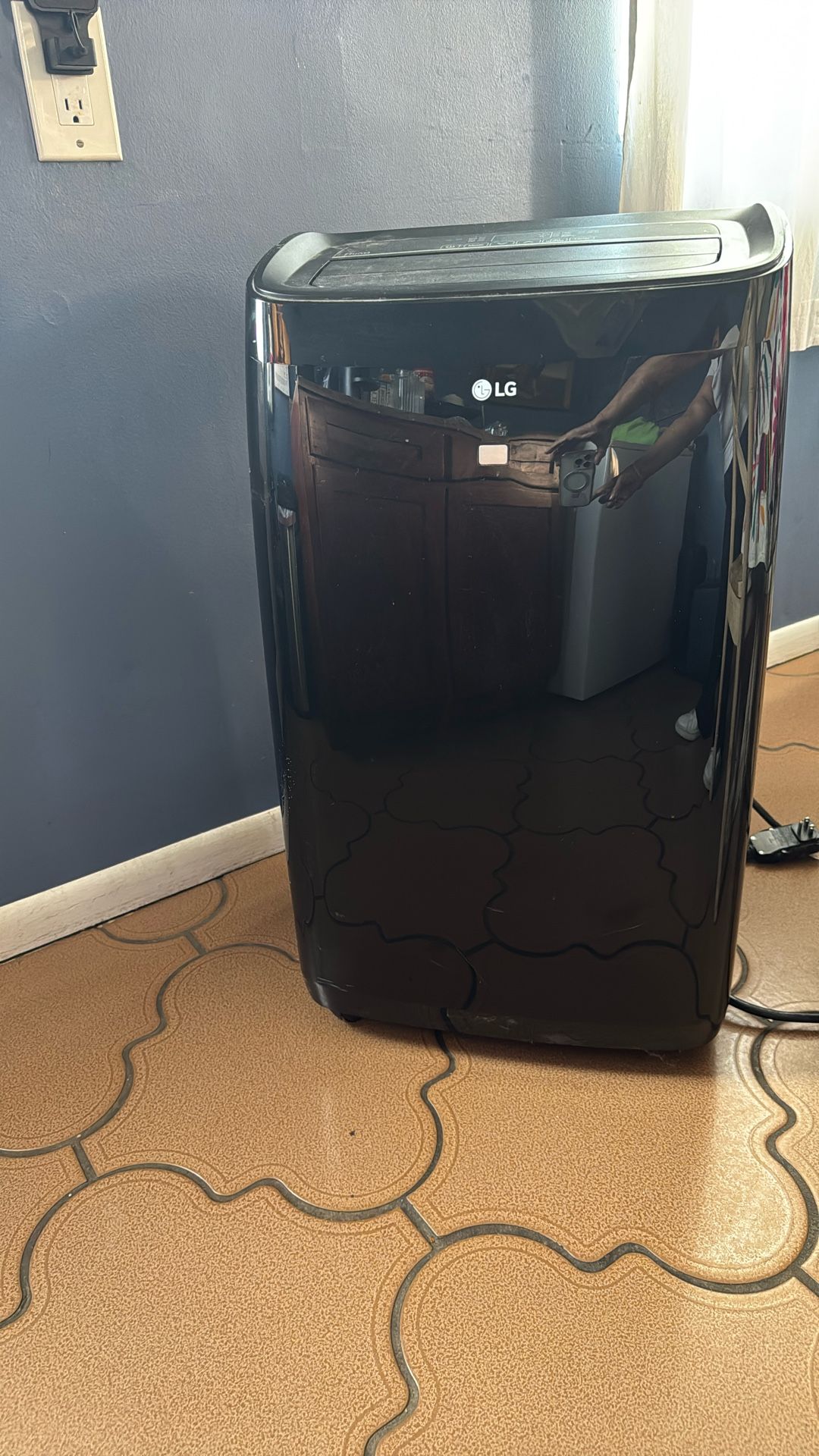 LG PORTABLE AIR CONDITIONER