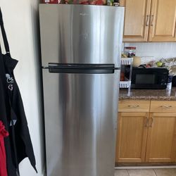 Whirpool Refrigerator Works Good 