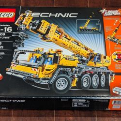 Brand new retired LEGO #42009 motorized mobile crane