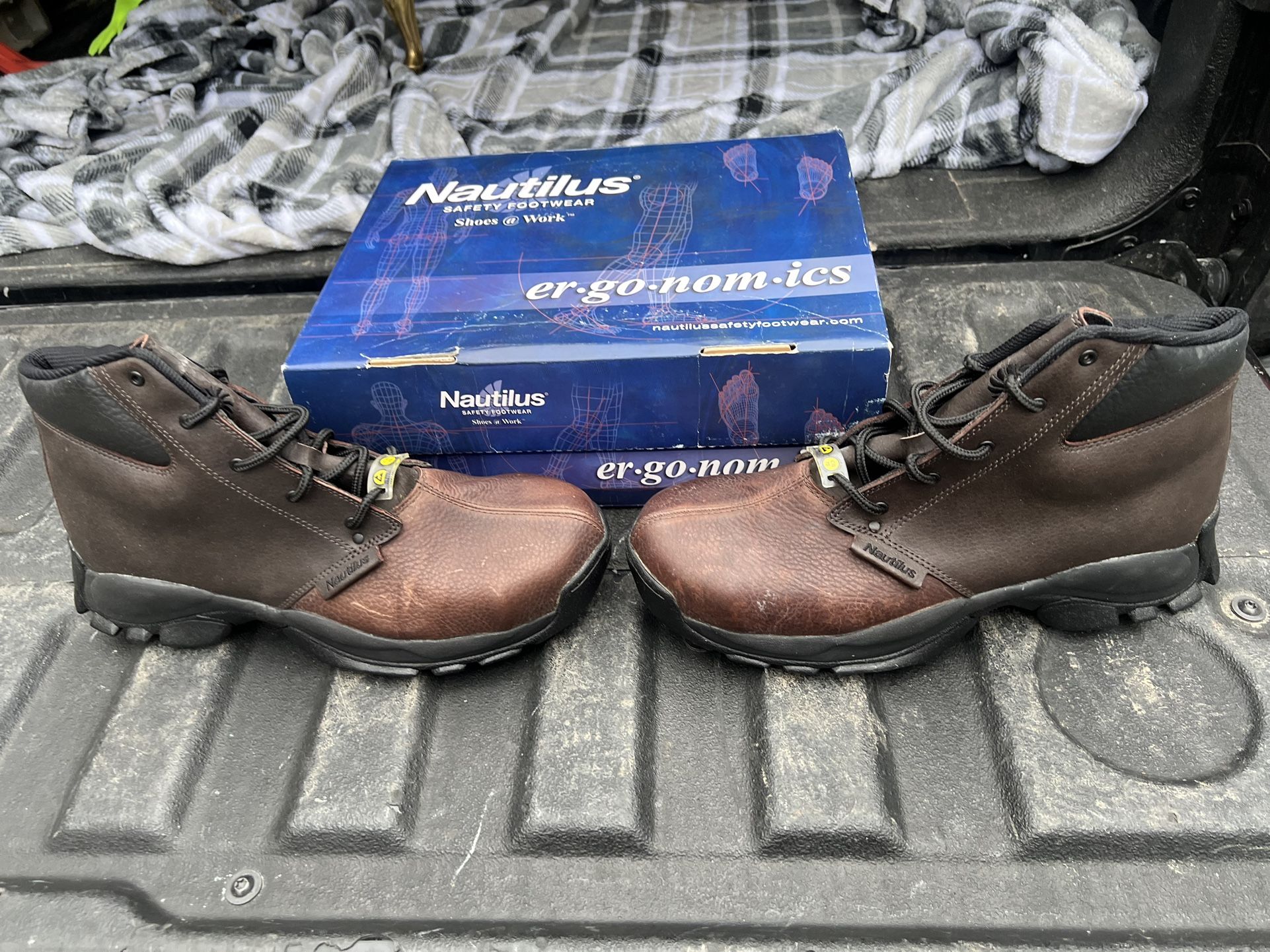 Mens Nautilus Safety Toe Boots Size 12 Medium. New in Box