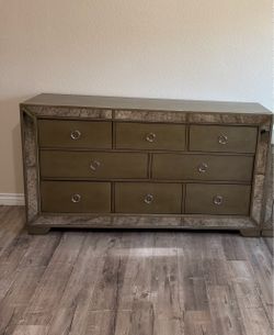 9-drawer dresser
