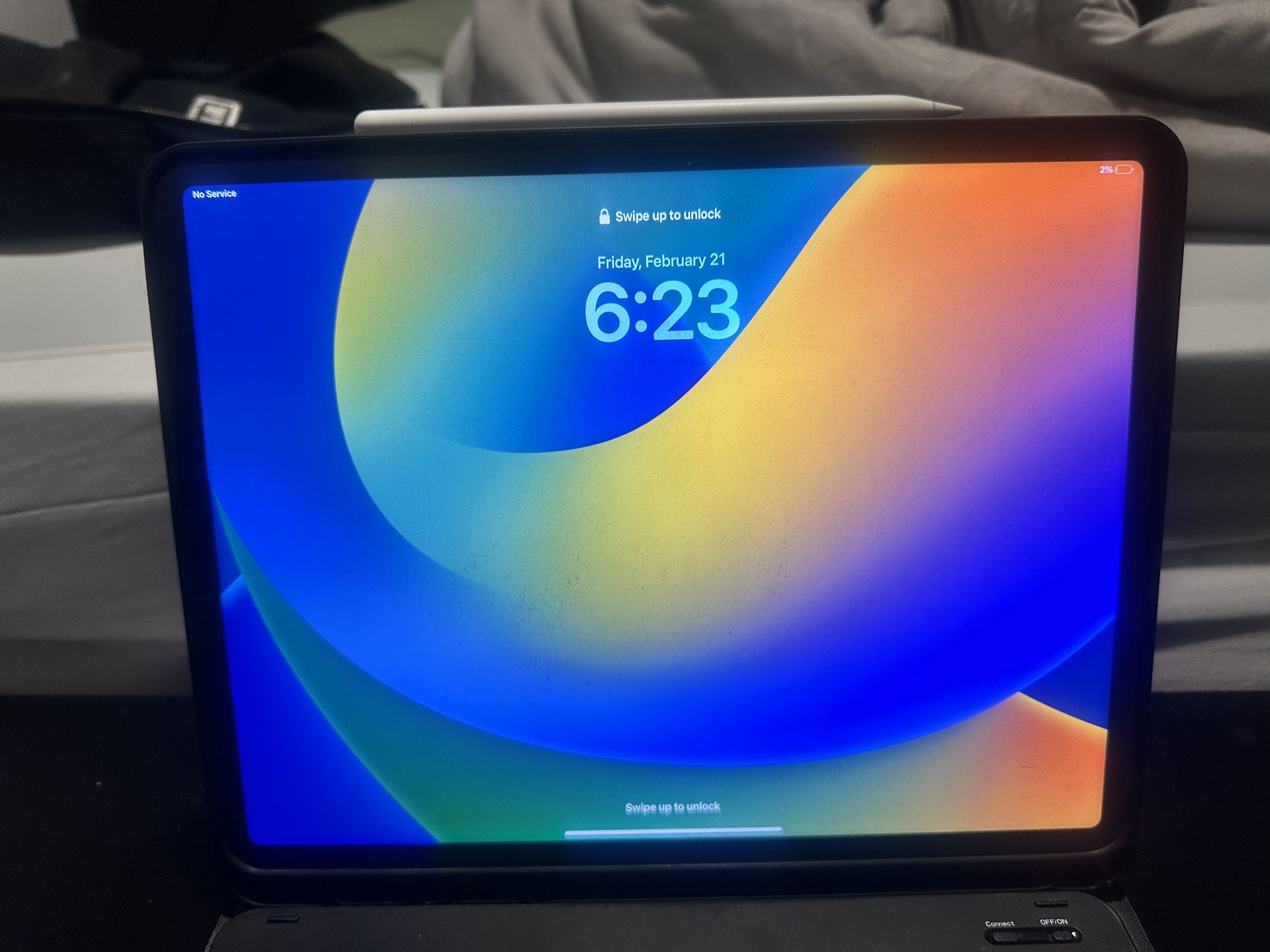 iPad 12.9” 128 GB 6th Gen w/wireless Keyboard, Apple pen