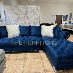 GLAM BLUE VELVET SECTIONAL WITH WHITE ACCENT PILLOW 