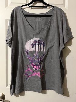 Gray Skull Graphic V-Neck T-Shirt 26/28