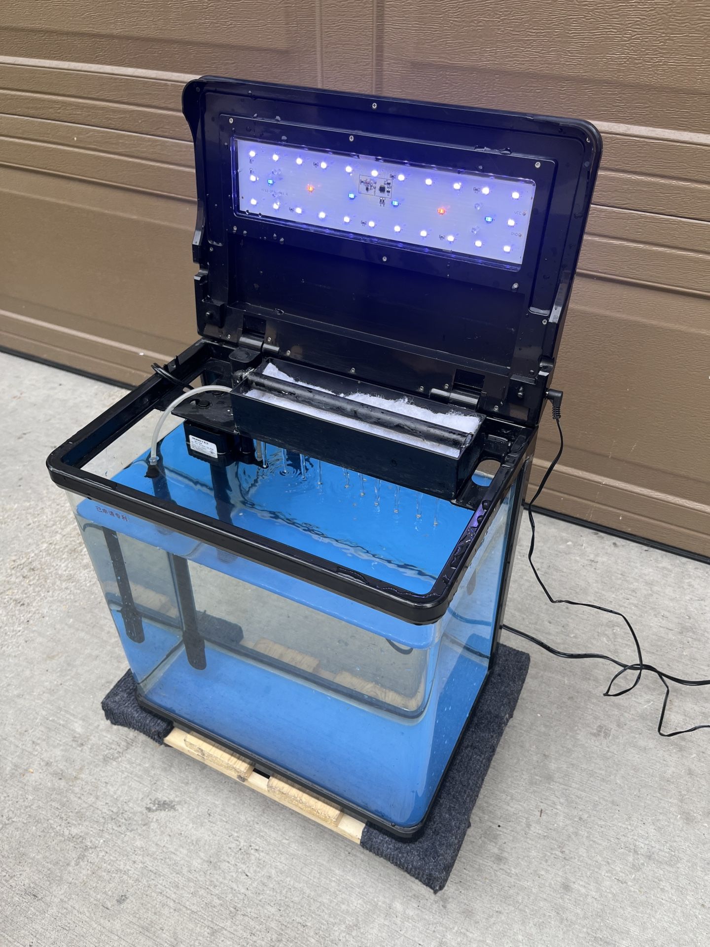 7 gallon aquarium / fish tank 14”x9”x15”. led top light, filter, and pump. working