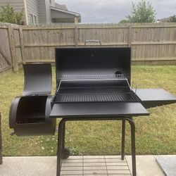 443. Sq In Charcoal Grill in Black with Offset Smoker and Side Table For Sale