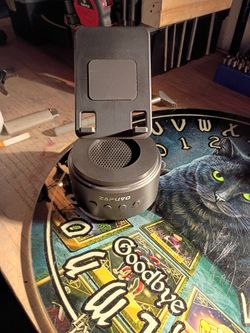 Zapuvo Bluetooth speaker with magnetic stand