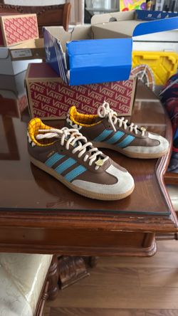 Adidas woody shoes size 4y