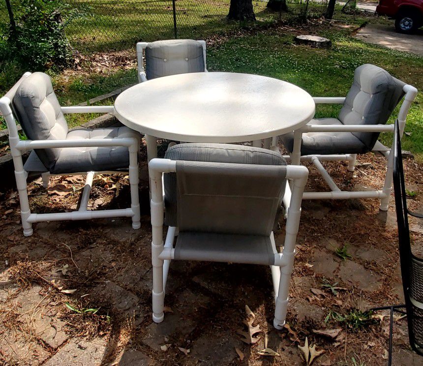 Patio/Pool Side Table & Chairs