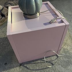 Very beautiful desk lamp, $10 USD, take it with the table.