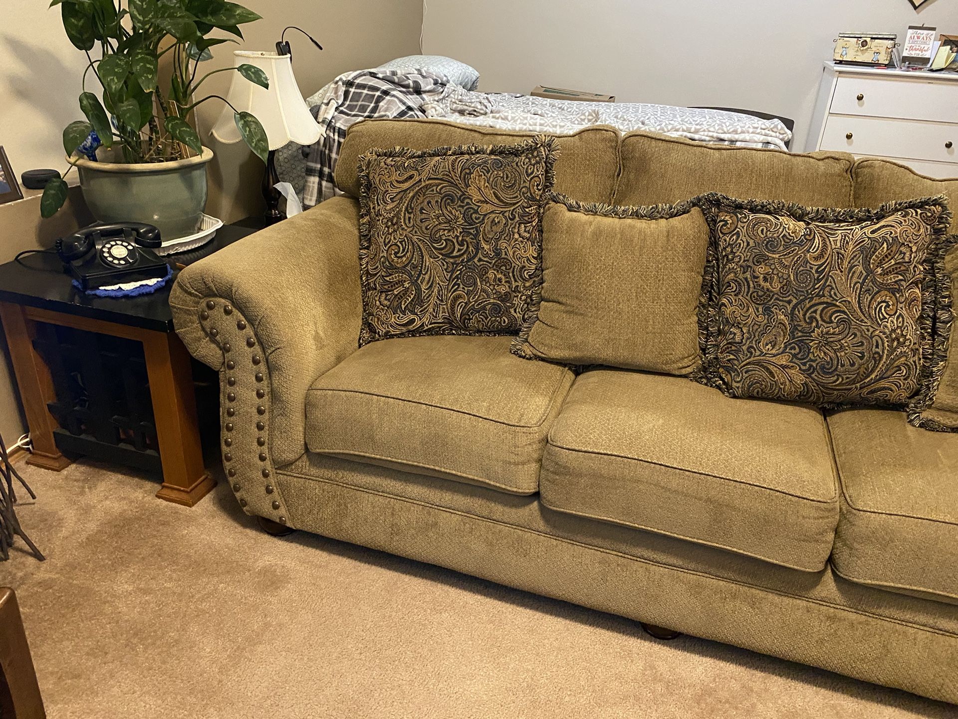 Couch, Cost 700new, It’s A Year Old But Still In New Condition! for Sale in Lake Stevens, WA