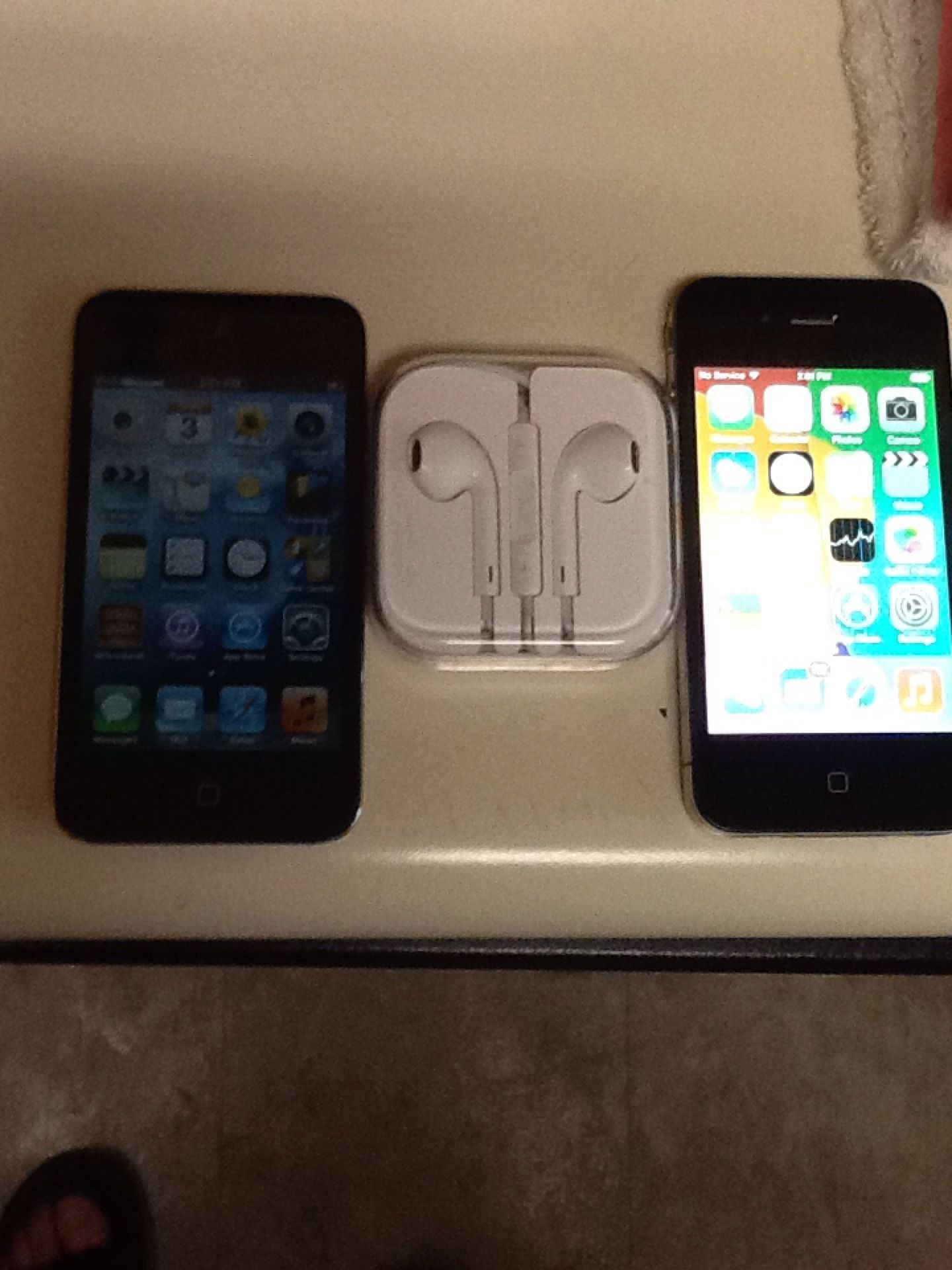 Apple iPhone 4s and iPod and earplugs