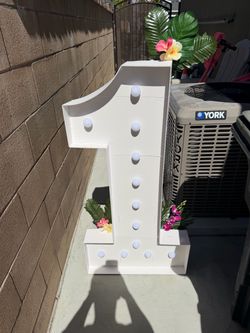 Stand up number 1 and 0 party decoration light up