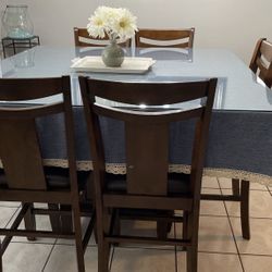 Dining Table Set. Excellent Condition  No Tears Or Scratches DOES NOT INCLUDE PLANT, CUPS OR VASES.