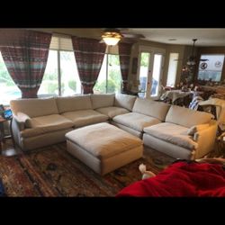 LIKE NEW SECTIONAL COUCH